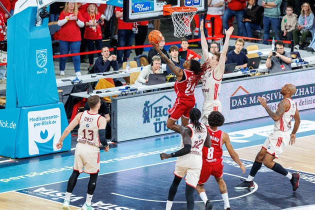Cobe Williams BMA365 Bamberg Baskets, 24 , Justus Hollatz FC Bayern Muenchen Basketball, 21 , BMA365 Bamberg Baskets vs FC Bayern Muenchen Basketball, Basketball, easyCredit BBL, 24 Matchday, 15 03 2026 BMA365 Bamberg Baskets vs FC Bayern Muenchen Basketball, Basketball, easyCredit BBL, 24 Matchday, 15 03 2026 Bamberg Copyright: xEibner-Pressefoto G.xSantemizx EP_EER