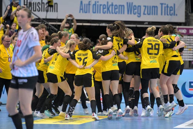 BVB Borussia Dortmund Handball celebrates winning the DHB Cup HSG Bensheim Auerbach vs BVB Borussia Dortmund Handball, Handball, Women, DHB Cup Haushahn Final 4, Final, Season 2025 2026, 15 03 2026 HSG Bensheim Auerbach vs BVB Borussia Dortmund Handball, Handball, Women, DHB Cup Haushahn Final 4, Final, Season 2025 2026, 15 03 2026 Stuttgart Copyright: xEibner-Pressefoto TobiasxBaurx EP_TBR
