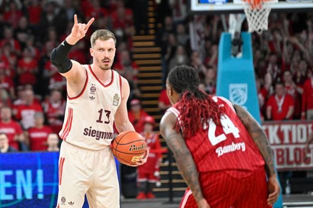 BAMBERG 15 03 2026 Basketball easycredit 1 Basketball Bundesliga 24 Matchday Bamberg Baskets vs FC Bayern München Basketball Andreas Obst 13, FC Bayern München zeigt Spielzug an gegen Cobe Williams 24, Bamberg Baskets Bamberg Baskets vs FC Bayern München Basketball