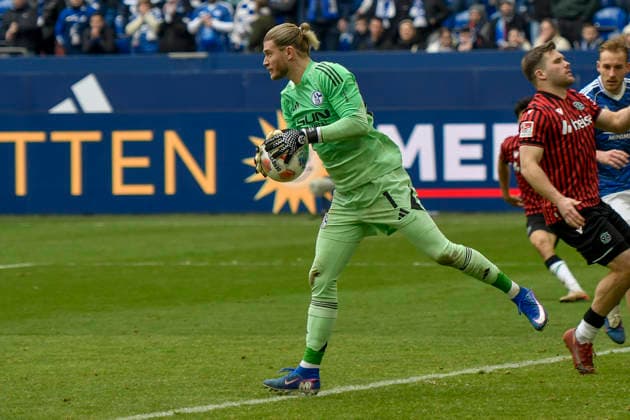 Loris Karius Schalke 1 catches the ball 15 03 2026 ¢ Football ¢ FC Schalke 04 vs Hannover 96, Veltins Arena, Gelsenkirchen, DFB DFL REGULATIONS PROHIBIT ANY USE OF PHOTOGRAPHS AS IMAGE SEQUENCES AND OR QUASI VIDEO Copyright: xpepphotox xSaschaxWeizx pep00321, pep_20260315_hm_311780