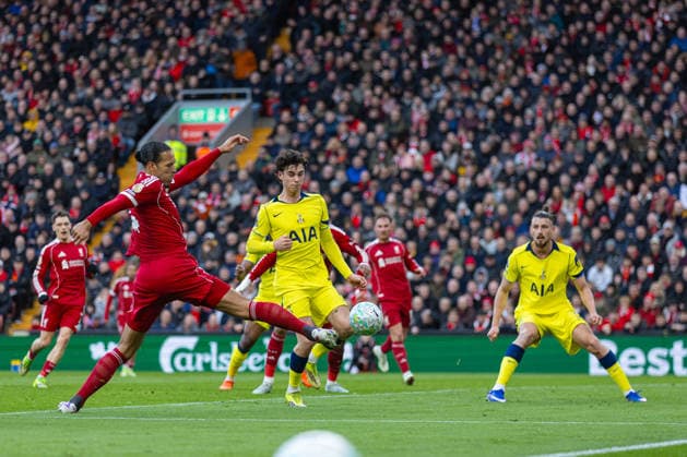 Football - FA Premier League - Liverpool FC v Tottenham Hotspur FC LIVERPOOL, ENGLAND - Sunday, March 15, 2026: Liverpool s captain Virgil van Dijk stretches for the ball during the FA Premier League match between Liverpool FC and Tottenham Hotspur FC at Anfield. (Photo by David Rawcliffe Propaganda) LIVERPOOL Anfield MERSEYSIDE ENGLAND  Copyright: xDavidxRawcliffex P2026-03-15-Liverpool_Tottenham-69
