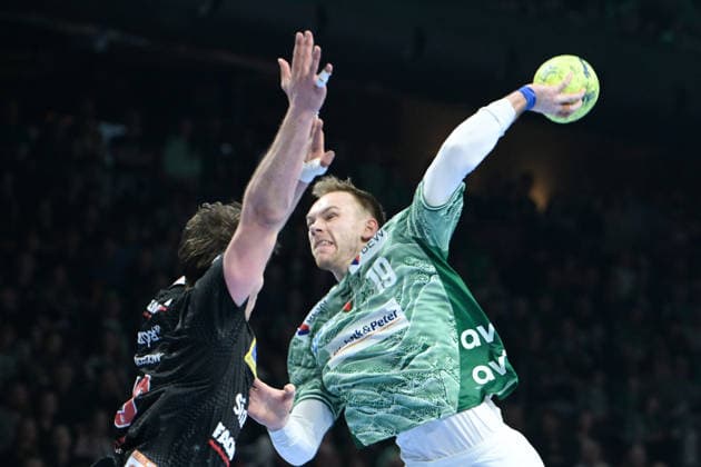 15 03 2026, xlakx, Handball Daikin HBL, Fuechse Berlin HC Erlangen f l Florian Scheerer HC Erlangen , Mathias Gidsel Fuechse Berlin goes for the jump shot Berlin Daniel Lakomski