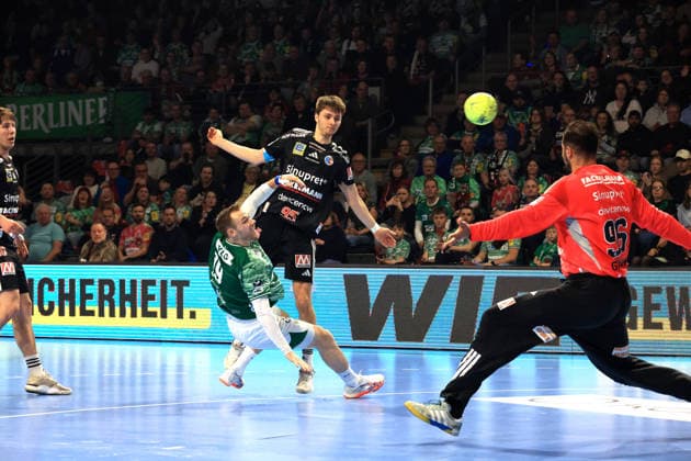 DEU, DHB, 1 HBL, Fuechse Berlin vs Erlangen, 15 03 2026, Max Schmeling Halle, Berlin, DEU, DHB, 1 HBL, Fuechse Berlin vs Erlangen, in the picture Mathias Gidsel Fuechse Berlin 19 , Tim Goemmel Erlangen 95 , Khalifa Ghedbane Erlangen 96 nordphotoxGmbHx xEngler nph00076