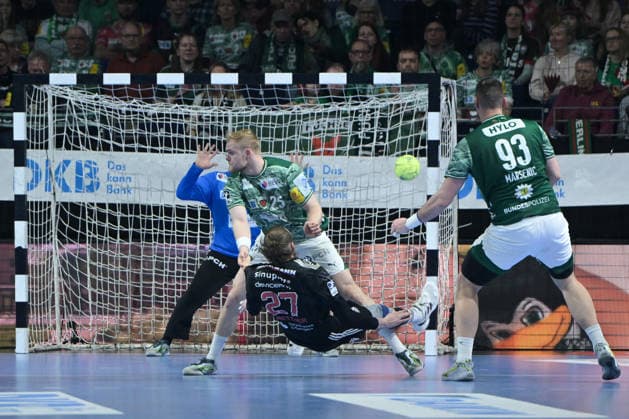 15 03 2026, xlakx, Handball Daikin HBL, Fuechse Berlin HC Erlangen v l Matthes Langhoff Fuechse Berlin , Antonio Metzner HC Erlangen scores goal Berlin Daniel Lakomski