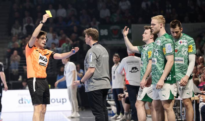 Referee shows yellow card for bench, coach Nicolej Krickau Sport Handball HBL Bundesliga Men 25 Matchday Season 2025 2026 15 03 2026 Füchse Berlin vs HC Erlangen HCE