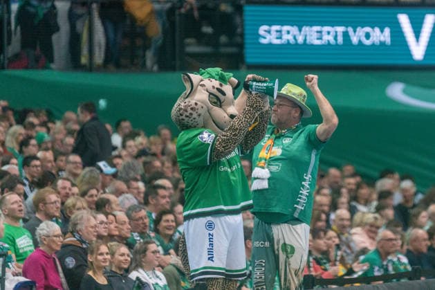 SC DHfK Leipzig mascot and fan motivate the audience SC DHfK Leipzig vs TVB Stuttgart, Handball, 1 Handball Bundesliga, 25 Matchday, Season 2025 2026, 15 03 2026 SC DHfK Leipzig vs TVB Stuttgart, Handball, 1 Handball Bundesliga, 25 Matchday, Season 2025 2026, 15 03 2026 Leipzig Copyright: xEibner-Pressefoto PiaxSchindlerx EP_PSR