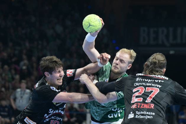 15 03 2026, xlakx, Handball Daikin HBL, Fuechse Berlin HC Erlangen f l Florian Scheerer HC Erlangen , Matthes Langhoff Fuechse Berlin , Antonio Metzner HC Erlangen goes for a jump shot Berlin Daniel Lakomski