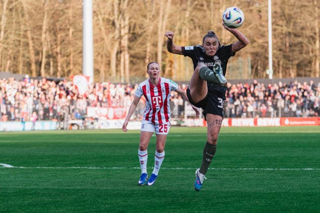 Georgia Stanway FC Bayern Muenchen, 31 intercepts the BAll, Laura Donhauser 1 FC Koeln, 25 watches 1 FC Köln vs FC Bayern München, Football, Google Pixel Womens Bundesliga, Matchday 20, Season 2025 26, 15 03 2026, 1 FC Köln vs FC Bayern München, Football, Google Pixel Womens Bundesliga, Matchday 20, Season 2025 26, 13 03 2026 Köln Copyright: xEibner-Pressefoto LukasxBaldygax EP_LBA