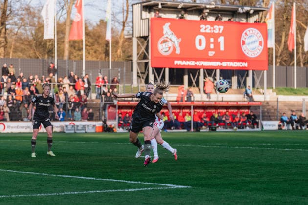 Stine Ballisager FC Bayern Muenchen, 03 clears the ball with her head in front of Weronika Zawistowska 1 FC Koeln, 10 1 FC Köln vs FC Bayern München, Football, Google Pixel Womens Bundesliga, Matchday 20, Season 2025 26, 15 03 2026, 1 FC Köln vs FC Bayern München, Football, Google Pixel Womens Bundesliga, Matchday 20, Season 2025 26, 13 03 2026 Köln Copyright: xEibner-Pressefoto LukasxBaldygax EP_LBA