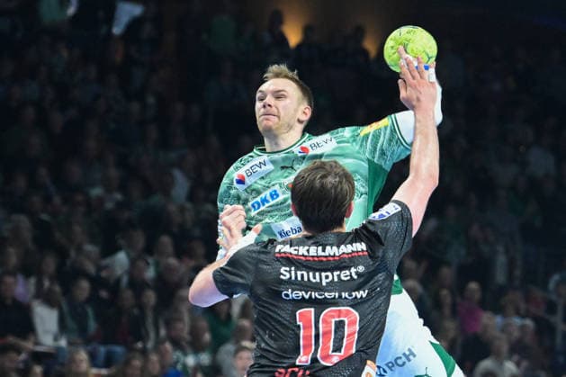 15 03 2026, xlakx, Handball Daikin HBL, Fuechse Berlin HC Erlangen f l Florian Scheerer HC Erlangen , Mathias Gidsel Fuechse Berlin goes for the jump shot Berlin Daniel Lakomski