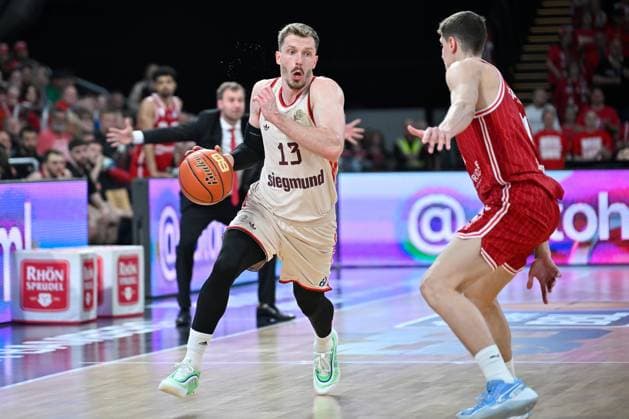 BAMBERG 15 03 2026 Basketball easycredit 1 Basketball Bundesliga 24 Matchday Bamberg Baskets vs FC Bayern Munich Basketball Andreas Obst 13, FC Bayern Munich goes to the basket against Zachary Ensminger 1, Bamberg Baskets Bamberg Baskets vs FC Bayern Munich Basketball