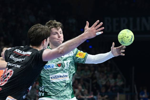 15 03 2026, xlakx, Handball Daikin HBL, Fuechse Berlin HC Erlangen v l Florian Scheerer HC Erlangen , Nils Lichtlein Fuechse Berlin duel, duel, fight, tackle Berlin Daniel Lakomski