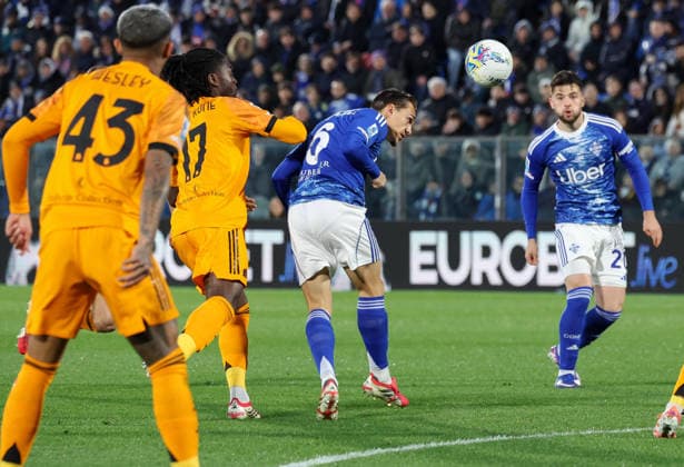 March 15, 2026, Como: Como 1907 s mildfielder Maxence Caqueret in action against AS Roma s mildfielder Kone Manu during the Italian Serie A soccer match between Como 1907 and AS Roma at Giuseppe Sinigaglia stadium in Como, Italy, 15 March 2026. ANSA ROBERTO BREGANI. Serie A; Como 1907-AS Roma  - ZUMAa110 20260315_zaf_a110_040 Copyright: xRobertoxBreganix