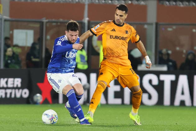Como™s Martin Baturina and Roma s Zeki Celik during the Serie A soccer match between Como and Roma at the Giuseppe Sinigaglia stadium in Como, north Italy - March 15 2026 - Soccer.  Copyright: xAntonioxSaiai LaPressex