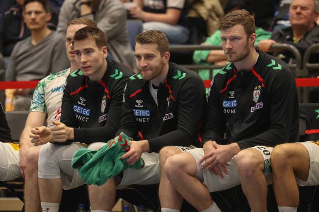 15 03 2026, xgox, Handball Daikin HBL Bergischer HC SC Magdeburg emspor, f l Manuel Zehnder Magdeburg, 8 , Lukas Mertens Magdeburg, 22 and Philipp Weber Magdeburg, 20 sit on the bench Duesseldorf