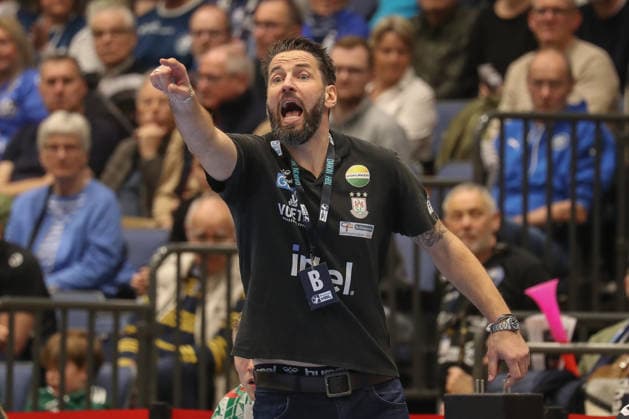 15 03 2026, xgox, Handball Daikin HBL Bergischer HC SC Magdeburg emspor, v l Bennet Wiegert Magdeburg, coach gives instructions, gesticulates with arms, gesticulate, gives instructions Duesseldorf
