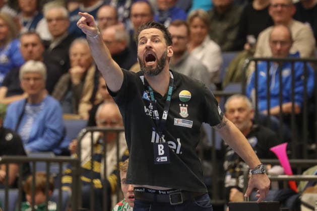 15 03 2026, xgox, Handball Daikin HBL Bergischer HC SC Magdeburg emspor, v l Bennet Wiegert Magdeburg, coach gives instructions, gesticulates with arms, gesticulate, gives instructions Duesseldorf