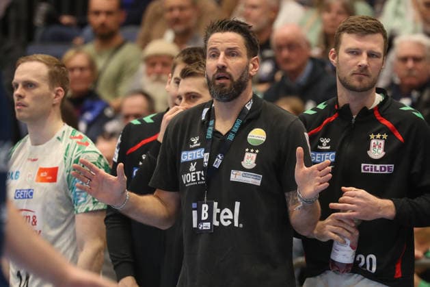 15 03 2026, xgox, Handball Daikin HBL Bergischer HC SC Magdeburg emspor, v l Bennet Wiegert Magdeburg, coach gives instructions, gesticulates with arms, gesticulate, gives instructions Duesseldorf