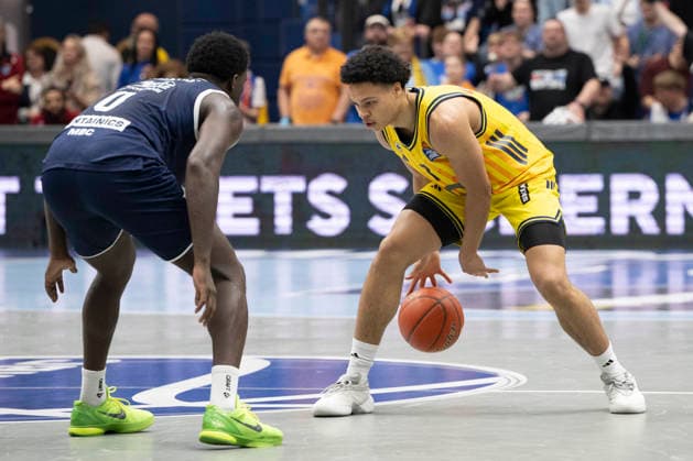 EasyCredit Basketball Bundesliga 2025 2026 Syntainics MBC vs Alba Berlin Weissenfels, Germany 15 March 2026 Pictured from left Khyri Thomas Weissenfels and Jack Kayil Berlin Weissenfels Stadthalle Weissenfels Saxony Anhalt Germany