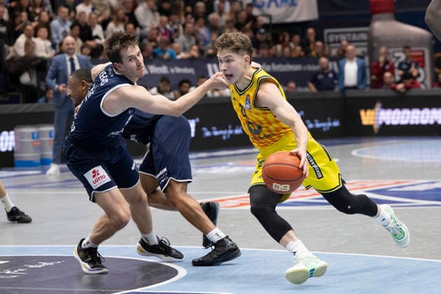 EasyCredit Basketball Bundesliga 2025 2026 Syntainics MBC vs Alba Berlin Weissenfels, Germany 15 March 2026 In the picture from left in the duel Spencer Reaves Weissenfels and Bennet Hundt Berlin Weissenfels Stadthalle Weissenfels Saxony Anhalt Germany