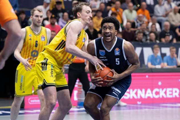 EasyCredit Basketball Bundesliga 2025 2026 Syntainics MBC vs Alba Berlin Weissenfels, Germany 15 March 2026 In the picture from left in the duel Moses Wood Berlin and Marcus Foster Weissenfels Weissenfels Stadthalle Weissenfels Saxony Anhalt Germany