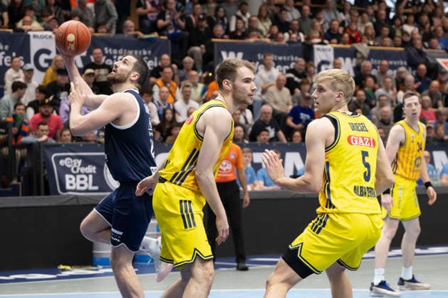 EasyCredit Basketball Bundesliga 2025 2026 Syntainics MBC vs Alba Berlin Weissenfels, Germany 15 March 2026 In the picture from left Nemanja Djurisic Weissenfels , Justin Bean Berlin and Sam Griesel Berlin Weissenfels Stadthalle Weissenfels Sachsen Anhalt Germany