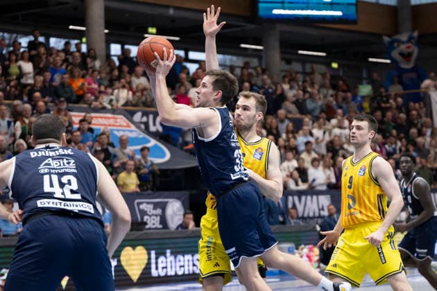 EasyCredit Basketball Bundesliga 2025 2026 Syntainics MBC vs Alba Berlin Weissenfels, Germany 15 March 2026 Pictured from left Nemanja Djurisic Weissenfels , Spencer Reaves Weissenfels , Malte Delow Berlin and Jonas Mattisseck Berlin Weissenfels Stadthalle Weissenfels Sachsen Anhalt Germany