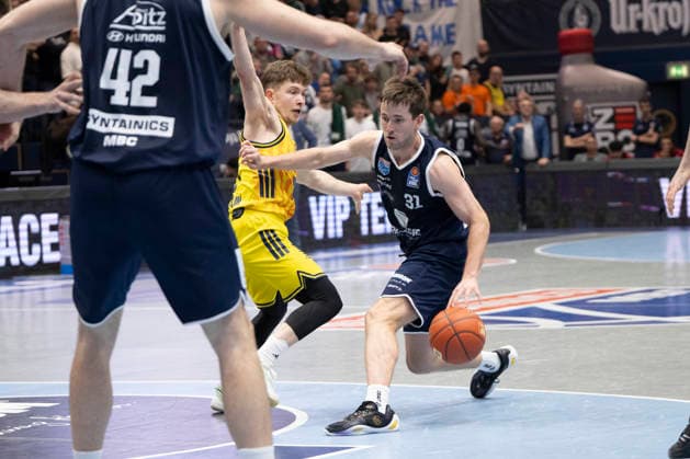 EasyCredit Basketball Bundesliga 2025 2026 Syntainics MBC vs Alba Berlin Weissenfels, Germany 15 March 2026 In the picture from left in the duel Bennet Hundt Berlin and Spencer Reaves Weissenfels Weissenfels Stadthalle Weissenfels Saxony Anhalt Germany