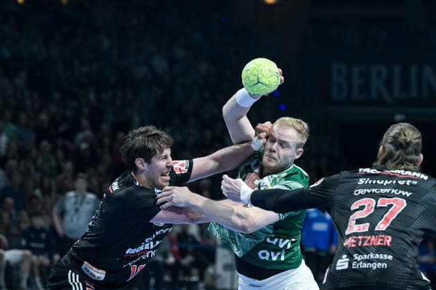 15 03 2026, xlakx, Handball Daikin HBL, Fuechse Berlin HC Erlangen f l Florian Scheerer HC Erlangen , Matthes Langhoff Fuechse Berlin , Antonio Metzner HC Erlangen duel, duel, fight, tackle Berlin Daniel Lakomski