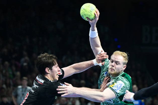 15 03 2026, xlakx, Handball Daikin HBL, Fuechse Berlin HC Erlangen v l Florian Scheerer HC Erlangen , Matthes Langhoff Fuechse Berlin duel, duel, fight, tackle Berlin Daniel Lakomski
