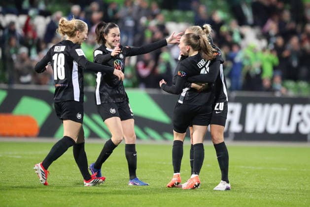 VfL vs Leverkusen, BL Women Wolfsburg, 15 03 2026, Football, Women, Google Pixel Bundesliga, Season 2025 2026, VfL Wolfsburg vs Bayer 04 Leverkusen, Janou Levels VfL Wolfsburg cheers with the team after her goal for 1 0 AOK Stadion Niedersachsen Germany
