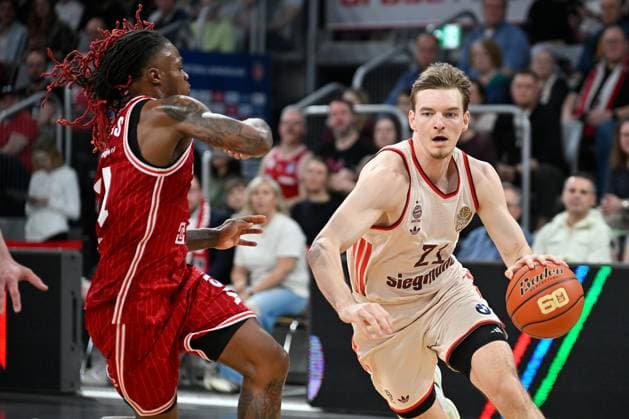 BAMBERG 15 03 2026 Basketball easycredit 1 Basketball Bundesliga 24 Matchday Bamberg Baskets vs FC Bayern Munich Basketball Justus Hollatz 21, FC Bayern Munich goes to the basket against Cobe Williams 24, Bamberg Baskets Bamberg Baskets vs FC Bayern Munich Basketball