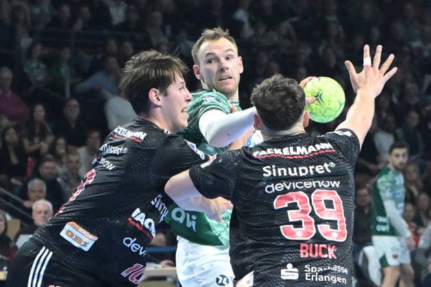 15 03 2026, xlakx, Handball Daikin HBL, Fuechse Berlin HC Erlangen f l Florian Scheerer HC Erlangen , Mathias Gidsel Fuechse Berlin , Tobias Buck HC Erlangen goes for a jump shot Berlin Daniel Lakomski