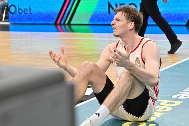 BAMBERG 15 03 2026 Basketball easycredit 1 Basketball Bundesliga 24 Matchday Bamberg Baskets vs FC Bayern Munich Basketball Justus Hollatz 21, FC Bayern Munich unhappy with referees decision Bamberg Baskets vs FC Bayern Munich Basketball