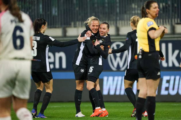 Wolfsburg, Germany 15 March 2026 20 Matchday 1 Womens Bundesliga VfL Wolfsburg Women vs Bayer Leverkusen 04 Women In the picture from left the third goal scorer Janou Levels VfL scores the goal for 1 0 for Wolfsburg and cheers with Guro Bergsvand VfL and her teammates Copyright: HMBxMedia MadeleinexFantini
