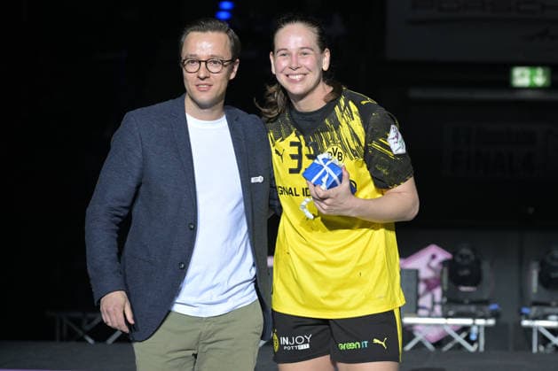 Max Schmolke Haushahn Management of the Southwest Region honors Most Valuable Player MVP of the DHB Cup Haushahn Final4 2026 is Guro Nestaker BVB Borussia Dortmund Handball, 33 HSG Bensheim Auerbach vs BVB Borussia Dortmund Handball, Handball, Women, DHB Cup Haushahn Final 4, Final, Season 2025 2026, 15 03 2026 HSG Bensheim Auerbach vs BVB Borussia Dortmund Handball, Handball, Women, DHB Cup Haushahn Final 4, Final, Season 2025 2026, 15 03 2026 Stuttgart Copyright: xEibner-Pressefoto TobiasxBaurx EP_TBR