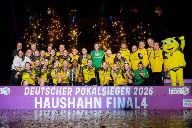 Handball DHB Cup, Final, HSG Bensheim Auerbach Borussia Dortmund the team of Dortmund with the cup, final cheer final cheer emotion joy team photo, winner photo, cup winner Stuttgart Porsche Arena Baden Württemberg Germany