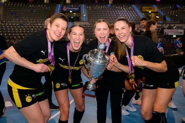Handball DHB Cup, Final, HSG Bensheim Auerbach Borussia Dortmund from left Alina Grijseels Dortmund , Dana Bleckmann Dortmund , Alicia Langer Dortmund with the cup Stuttgart Porsche Arena Baden Württemberg Germany