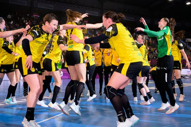 Handball DHB Cup, Final, HSG Bensheim Auerbach Borussia Dortmund Final cheer Final cheer Emotion Joy Stuttgart Porsche Arena Baden Württemberg Germany