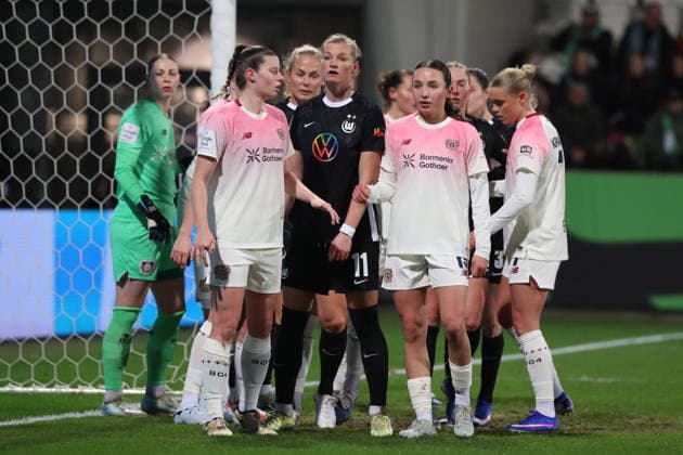 VfL vs Leverkusen, BL Women Wolfsburg, 15 03 2026, Football, Women, Google Pixel Bundesliga, Season 2025 2026, VfL Wolfsburg vs Bayer 04 Leverkusen, Alexandra Popp VfL Wolfsburg , Loreen Bender Bayer 04 Leverkusen AOK Stadion Niedersachsen Germany