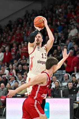 BAMBERG 15 03 2026 Basketball easycredit 1 Basketball Bundesliga 24 Matchday Bamberg Baskets vs FC Bayern München Basketball Andreas Obst 13, FC Bayern München throws three-pointer against Zachary Ensminger 1, Bamberg Baskets Bamberg Baskets vs FC Bayern München Basketball