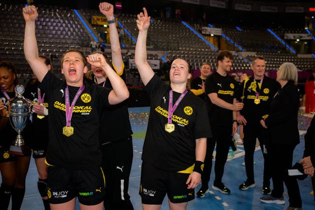 Handball DHB Cup, Final, HSG Bensheim Auerbach Borussia Dortmund Alina Grijseels Dortmund , Lisa Antl Dortmund Stuttgart Porsche Arena Baden Württemberg Germany