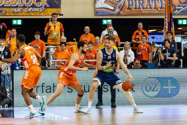 GER, easy Credit Basketball Bundesliga, Rostock Seawolves Niners Chemnitz 15 03 2026, Stadthalle, Rostock, GER, easy Credit Basketball Bundesliga, Rostock Seawolves Niners Chemnitz Andy van Vliet Rostock Seawolves 81 , Jordan Schakel Niners Chemnitz, 8 Foto Alexander Trienitz Rostock Stadthalle Mecklenburg Vorpommern Germany