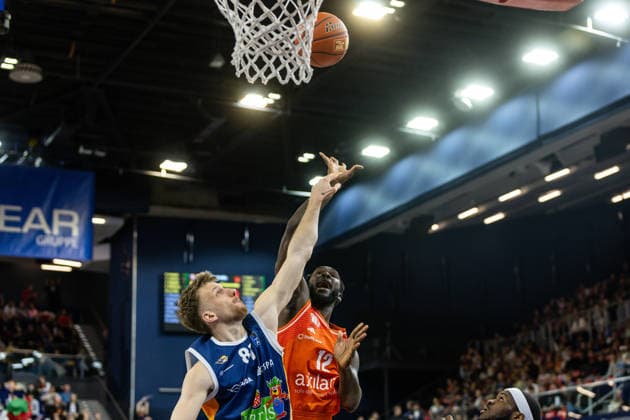 GER, easy Credit Basketball Bundesliga, Rostock Seawolves Niners Chemnitz 15 03 2026, Stadthalle, Rostock, GER, easy Credit Basketball Bundesliga, Rostock Seawolves Niners Chemnitz Amadou Sow Niners Chemnitz, 12 , Andy van Vliet Rostock Seawolves 81 Foto Alexander Trienitz Rostock Stadthalle Mecklenburg Vorpommern Germany