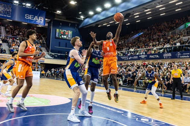 GER, easy Credit Basketball Bundesliga, Rostock Seawolves Niners Chemnitz 15 03 2026, Stadthalle, Rostock, GER, easy Credit Basketball Bundesliga, Rostock Seawolves Niners Chemnitz John Edward Newman III Niners Chemnitz, 9 , Andy van Vliet Rostock Seawolves 81 Foto Alexander Trienitz Rostock Stadthalle Mecklenburg Vorpommern Germany