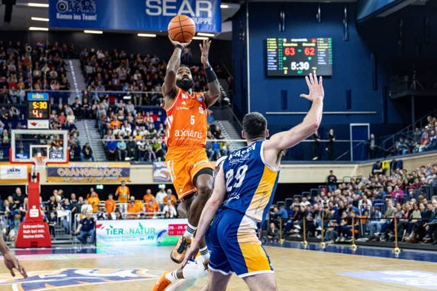 GER, easy Credit Basketball Bundesliga, Rostock Seawolves Niners Chemnitz 15 03 2026, Stadthalle, Rostock, GER, easy Credit Basketball Bundesliga, Rostock Seawolves Niners Chemnitz Corey Davis Jr Niners Chemnitz, 5 , Owen Klassen Rostock Seawolves 29 Foto Alexander Trienitz Rostock Stadthalle Mecklenburg Vorpommern Germany