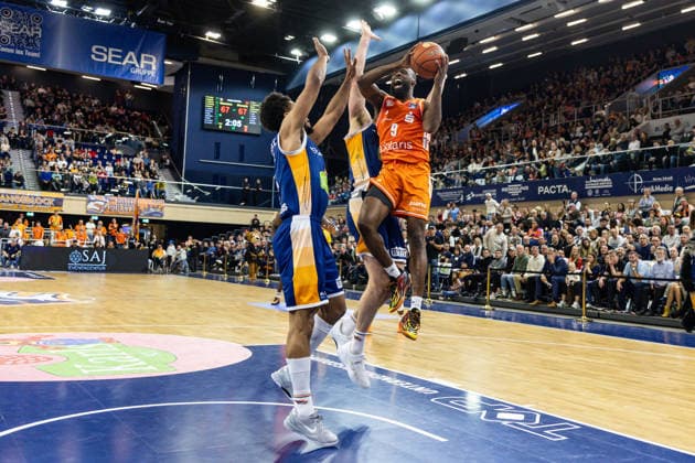 GER, easy Credit Basketball Bundesliga, Rostock Seawolves Niners Chemnitz 15 03 2026, Stadthalle, Rostock, GER, easy Credit Basketball Bundesliga, Rostock Seawolves Niners Chemnitz Jordan Schakel Niners Chemnitz, 8 , D Shawn Schwartz Rostock Seawolves 5 Foto Alexander Trienitz Rostock Stadthalle Mecklenburg Vorpommern Germany