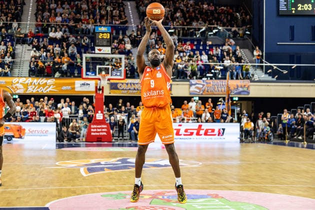 GER, easy Credit Basketball Bundesliga, Rostock Seawolves Niners Chemnitz 15 03 2026, Stadthalle, Rostock, GER, easy Credit Basketball Bundesliga, Rostock Seawolves Niners Chemnitz John Edward Newman III Niners Chemnitz, 9 at a free throw Photo Alexander Trienitz Rostock Stadthalle Mecklenburg Vorpommern Germany