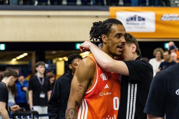 GER, easy Credit Basketball Bundesliga, Rostock Seawolves Niners Chemnitz 15 03 2026, Stadthalle, Rostock, GER, easy Credit Basketball Bundesliga, Rostock Seawolves Niners Chemnitz Kevin Yebo Niners Chemnitz, 0 with a coach Photo Alexander Trienitz Rostock Stadthalle Mecklenburg Vorpommern Germany