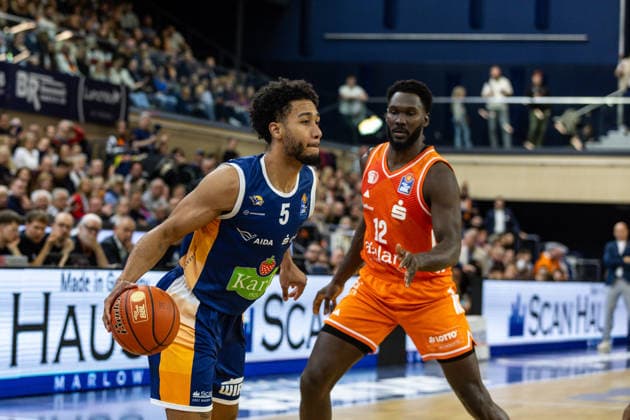 GER, easy Credit Basketball Bundesliga, Rostock Seawolves Niners Chemnitz 15 03 2026, Stadthalle, Rostock, GER, easy Credit Basketball Bundesliga, Rostock Seawolves Niners Chemnitz D Shawn Schwartz Rostock Seawolves 5 , Amadou Sow Niners Chemnitz, 12 Foto Alexander Trienitz Rostock Stadthalle Mecklenburg Vorpommern Germany